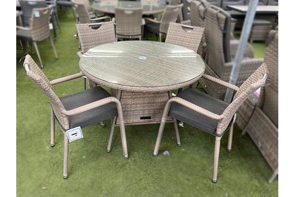 Sharnford Stacking 4 Seater Rattan Dining Set in Cappuccino Brown