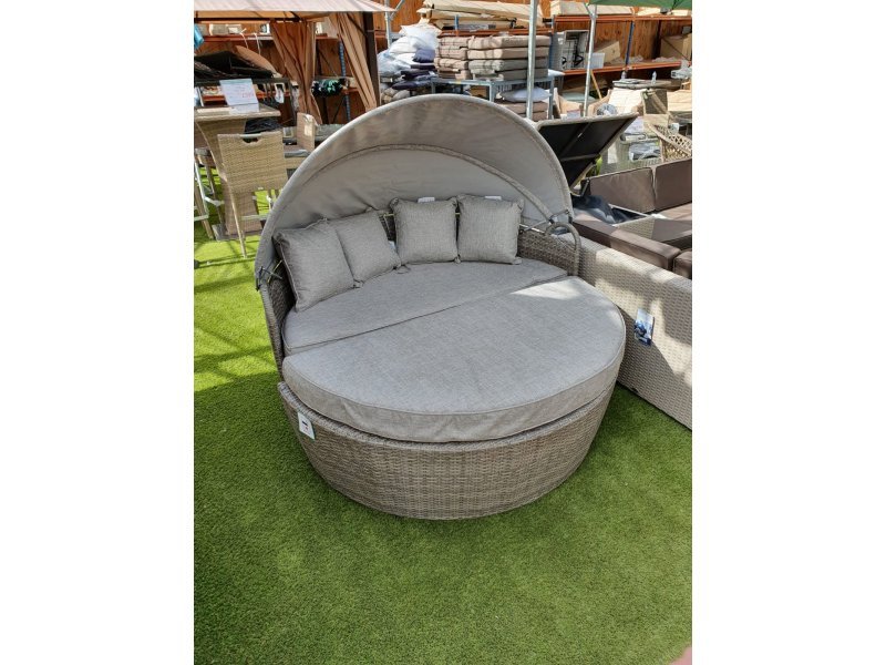 Rattan canopy daybed deals